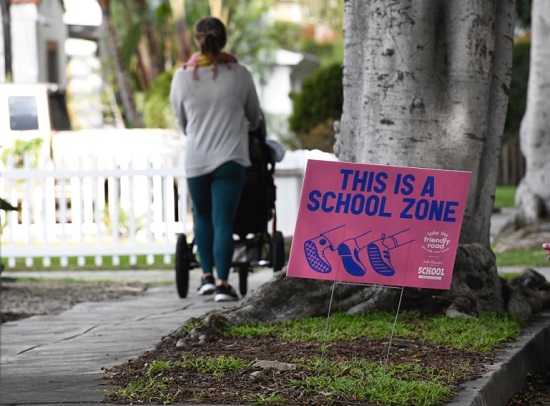 Traffic lawn sign